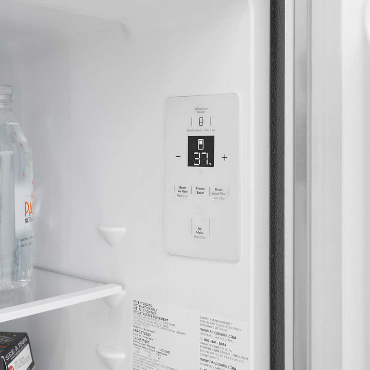 Frigidaire - Réfrigérateur de 31,5 po 17,6 pi3 en acier inoxydable à portes françaises à profondeur de comptoir avec portes à fermeture automatique