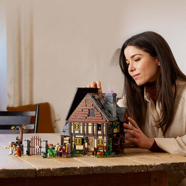 LEGO Ideas Disney Hocus Pocus La Maison Des S urs Sanderson 2134 lego-ideas-disney-hocus-pocus-la-maison-des-s-urs-sanderson-2134
