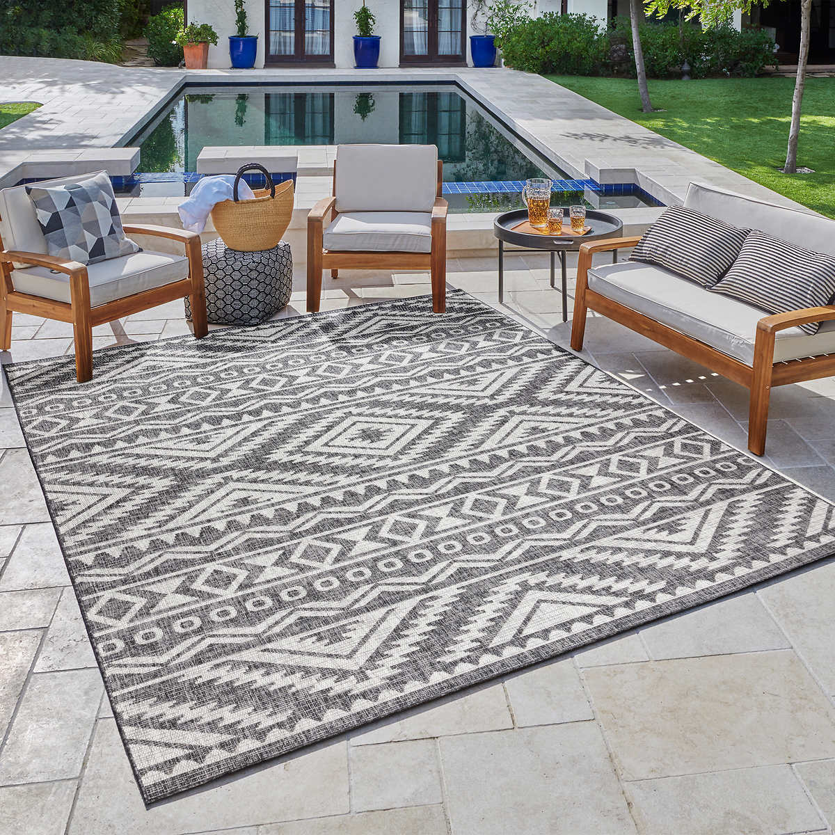 Gertmenian Chalon indoor/outdoor rug from the Naples collection